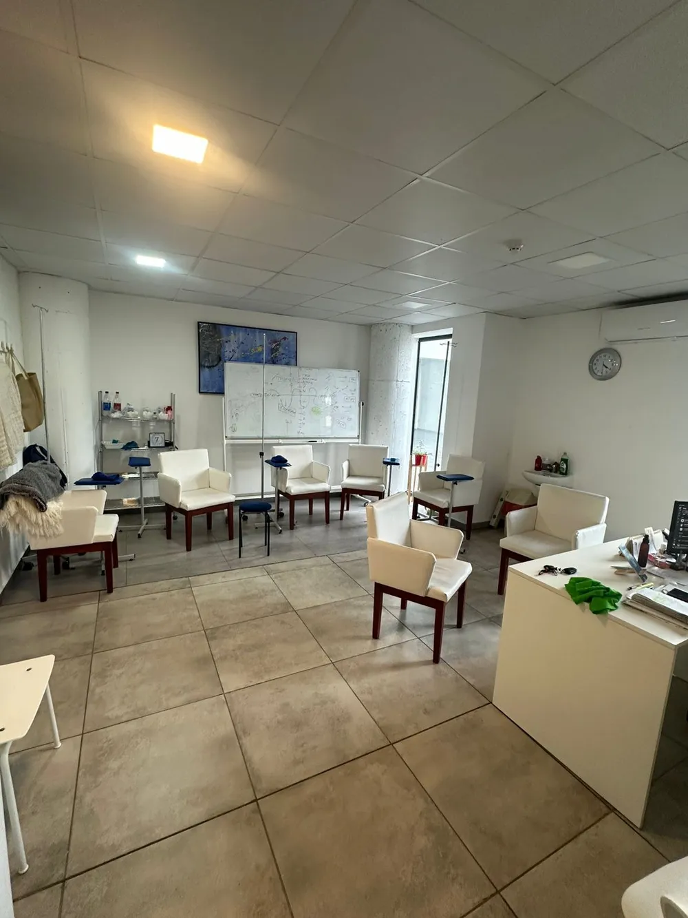 Sala de tratamiento de Clinic Kout, con sillones de sueroterapia