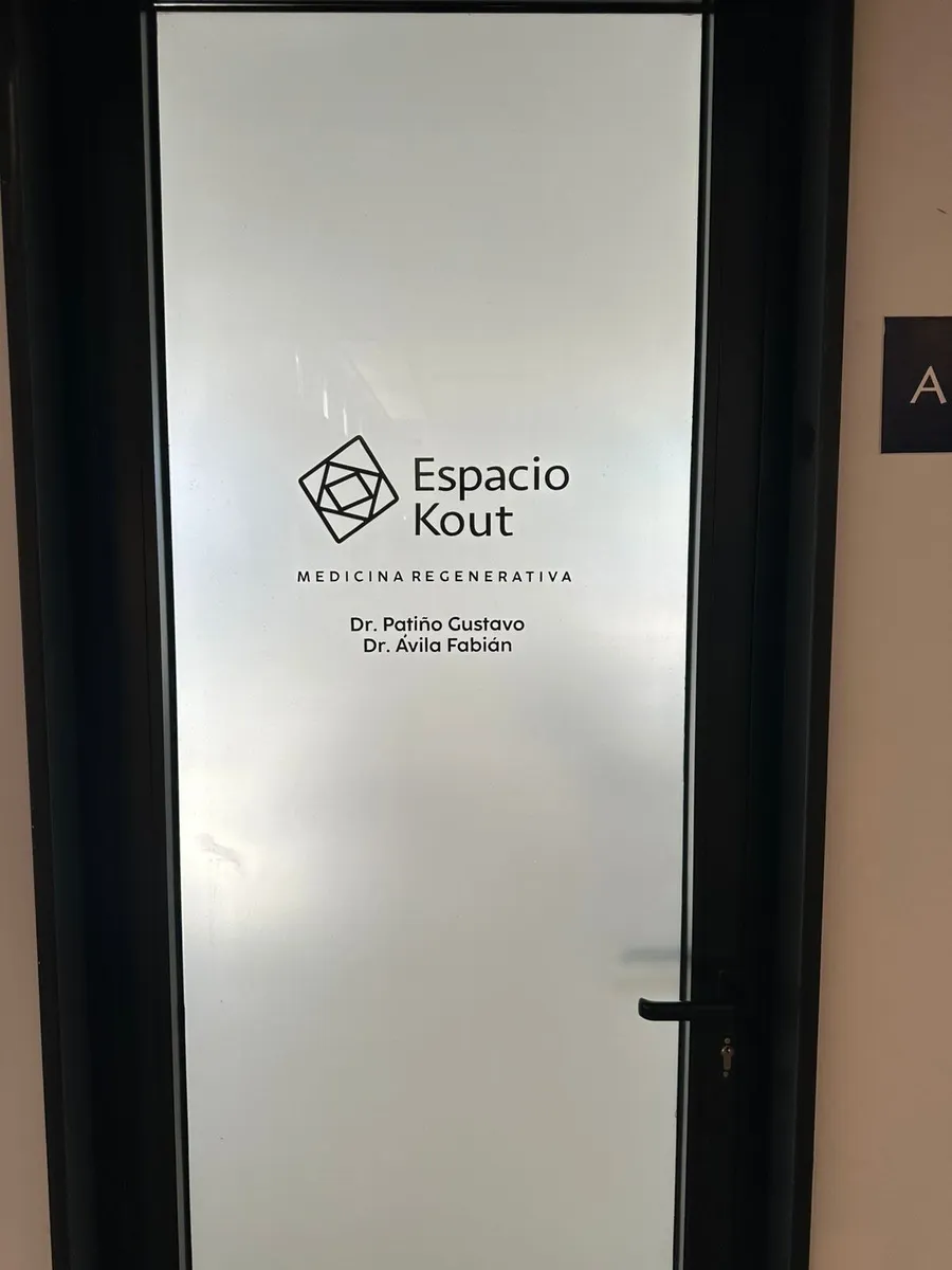 Puerta de entrada de Espacio Kout, dentro de Instituto Médico Victoria